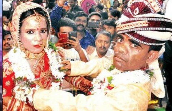 गोरखपुर में हुई एक अनोखी शादी दुल्हा-दुल्हन के साथ सेल्फी लेने वालो की दिखी भीड़