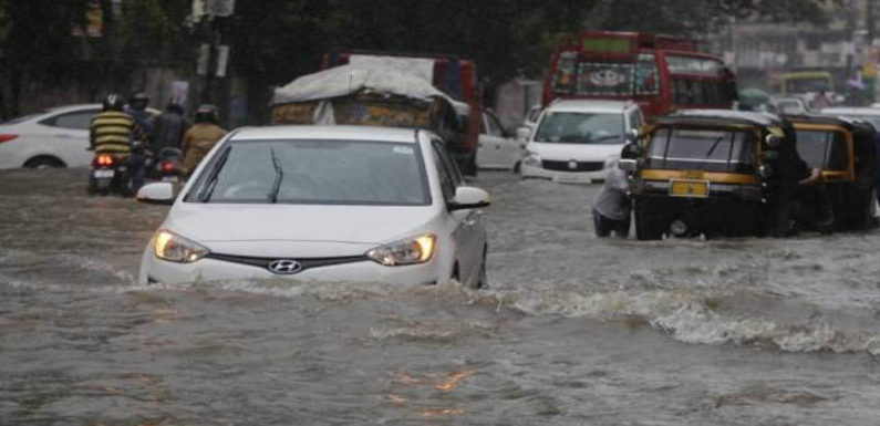 देहरादून में तेज बारिश के वजह से आई आफत, कई गाड़ियां बही