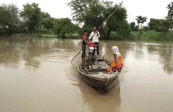 अस्थायी बांध टूटा, गाँवो घुसने लगा घाघरा नदी का पानी, दौरे पर पहुँचे मंत्री