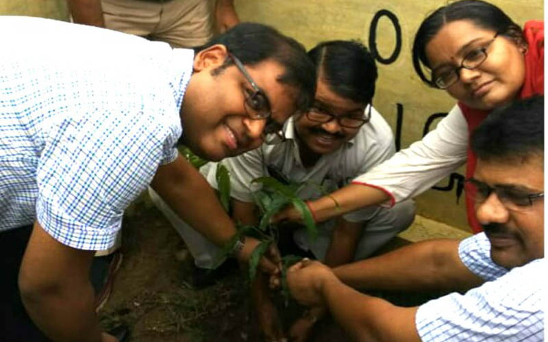 जिला अधिकारी कृष्णा करुणेश