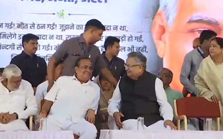 raman singh laughing at atal bihari sabha