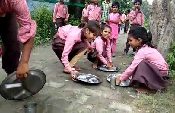 मिड डे मील का खाने के बाद छात्रों से धुलवाते हैं बर्तन, पढ़ाई का समय जाता है व्यर्थ
