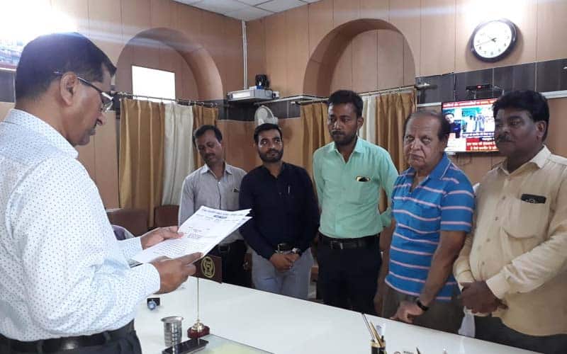 dm sitapur and journalists
