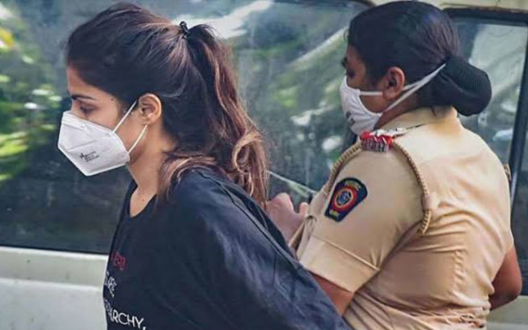 रिया गिरफ्तार