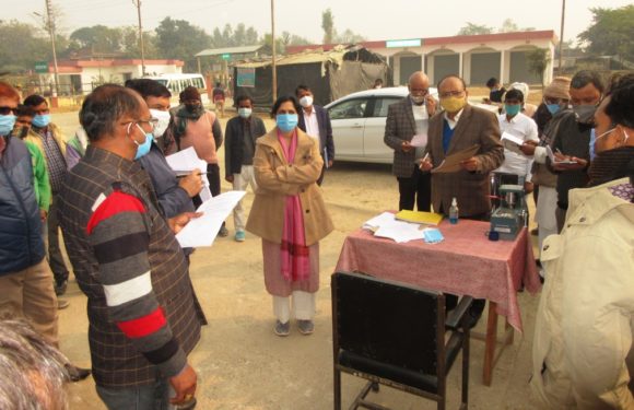 सीतापुर : नोडल अधिकारी ने  धान क्रय केंद्रों का किया निरीक्षण, चौपाल लगाकर ग्रामीणों को दी योजनाओं की जानकारी