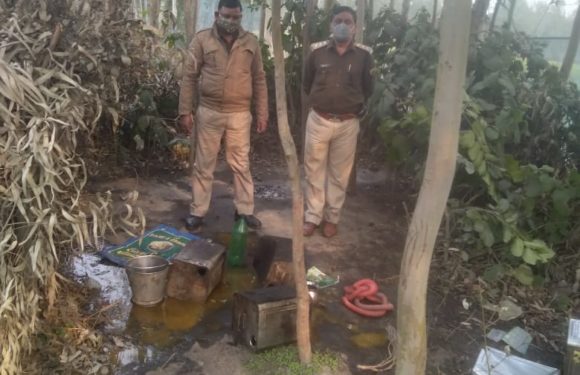 सीतापुर : आबकारी विभाग ने मारा छापा, 61 लीटर अवैध कच्ची शराब बरामद, 5 अभियुक्तो के विरुद्ध हुई कार्यवाही