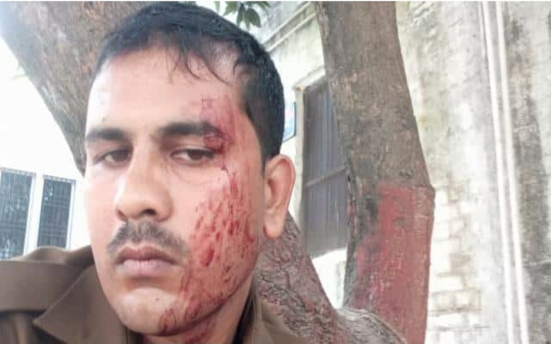 पुलिस पर पथराव दो पुलिस वाले घायल