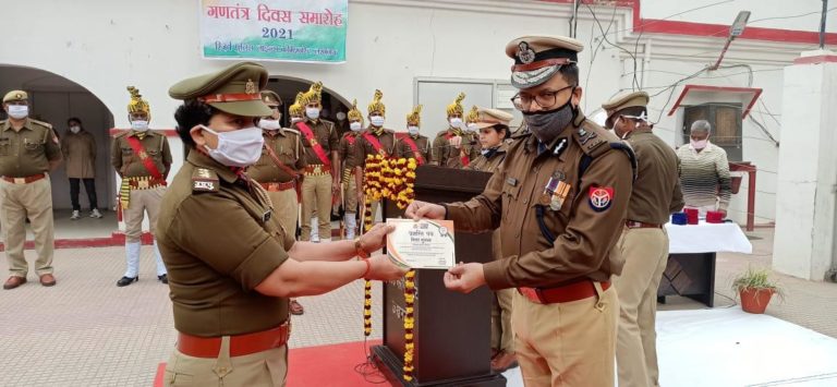 लखनऊ : प्रभारी निरीक्षक डायल 112 के शिवा शुक्ला को किया गया सम्मानित