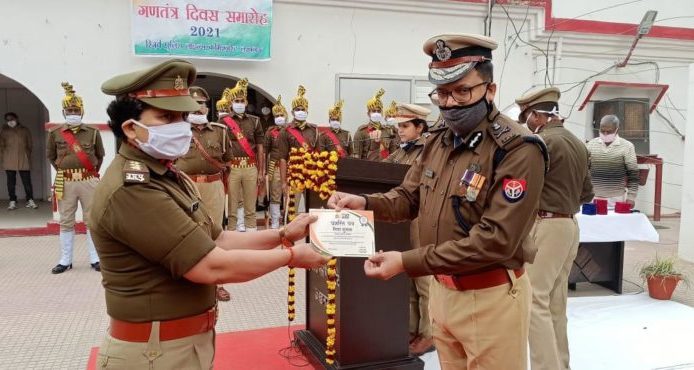 लखनऊ : प्रभारी निरीक्षक डायल 112 के शिवा शुक्ला को किया गया सम्मानित