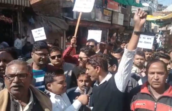 कानपुर के पत्रकारों पर दर्ज हुए फर्जी मुकदमें के खिलाफ महोबा में प्रदर्शन
