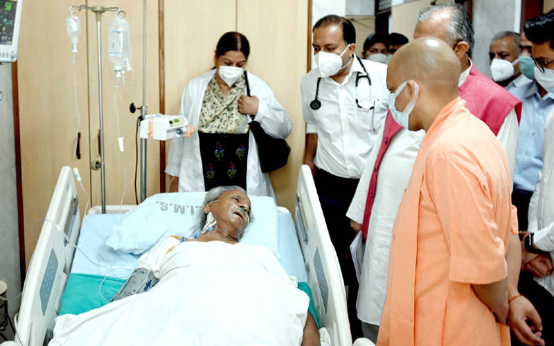 yogi adityanath meet EX CM Kalyan Singh in Hospital