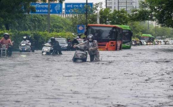 18 साल बाद हुई इतनी ज्यादा बारिश, दिल्ली की गलियों में नदियों जैसा माहौल
