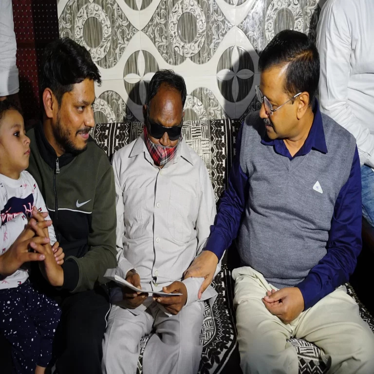 Arvind-Kejriwal-hand-over-one-crore-cheque-to-sunita-Family.