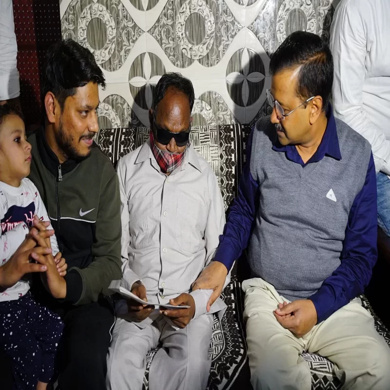 Arvind-Kejriwal-hand-over-one-crore-cheque-to-sunita-Family.