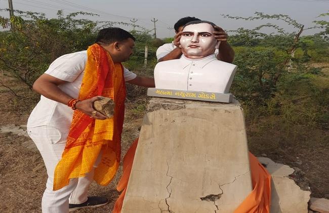 godse_idol2