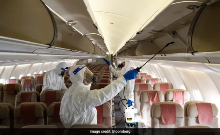 5hf70un_plane-coronavirus-bloomberg_625x300_22_December_21