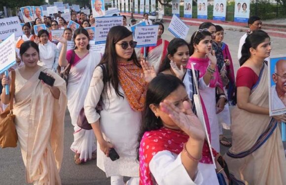 ‘अहिंसा मार्च’ निकालकर बापू के सपनों को साकार  करने का संदेश दिया सी.एम.एस. शिक्षकों ने